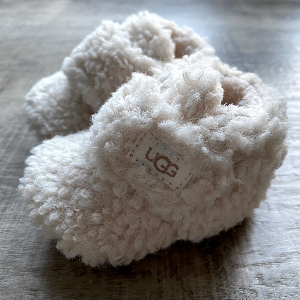Uggs baby BIXBEE booties in cream. Size 0/1 - XS. 0-6 months.